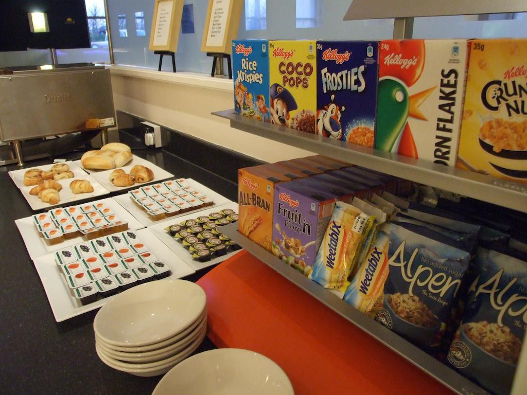 Ramada Wakefield Hotel Eksteriør billede